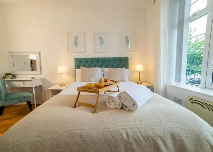 Vibrant City Centre - King Bed, Entire Apartment